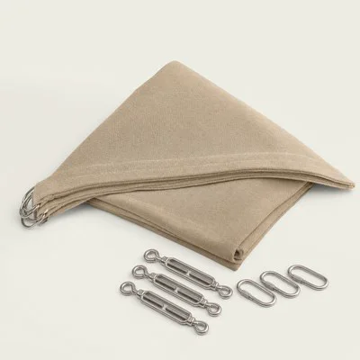 Voile d’ombrage triangulaire sable et ses tendeurs