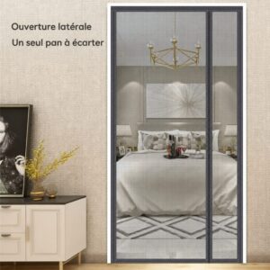 Rideau moustiquaire à ouverture latérale posé sur la porte d'une chambre