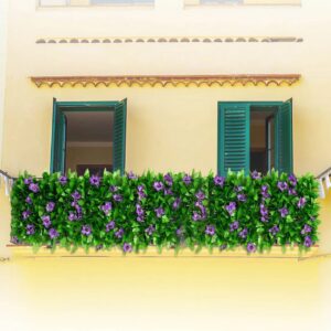 Treillis fleuri posé sur le garde-corps d'un balcon